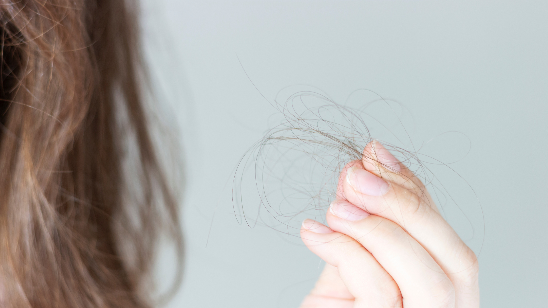 ¿Por Qué se Cae el Cabello? Hablemos de las Causas y Qué Puedes Hacer