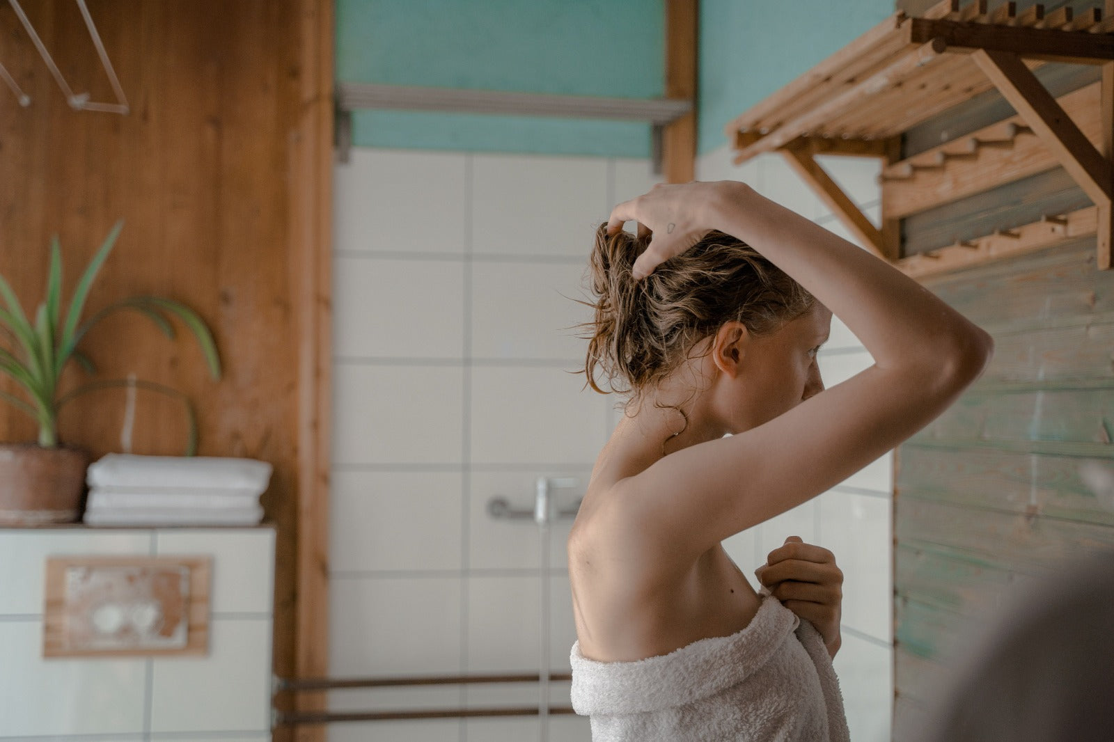 ¿Raíz grasa y puntas secas? Así deberías cuidar tu cabello